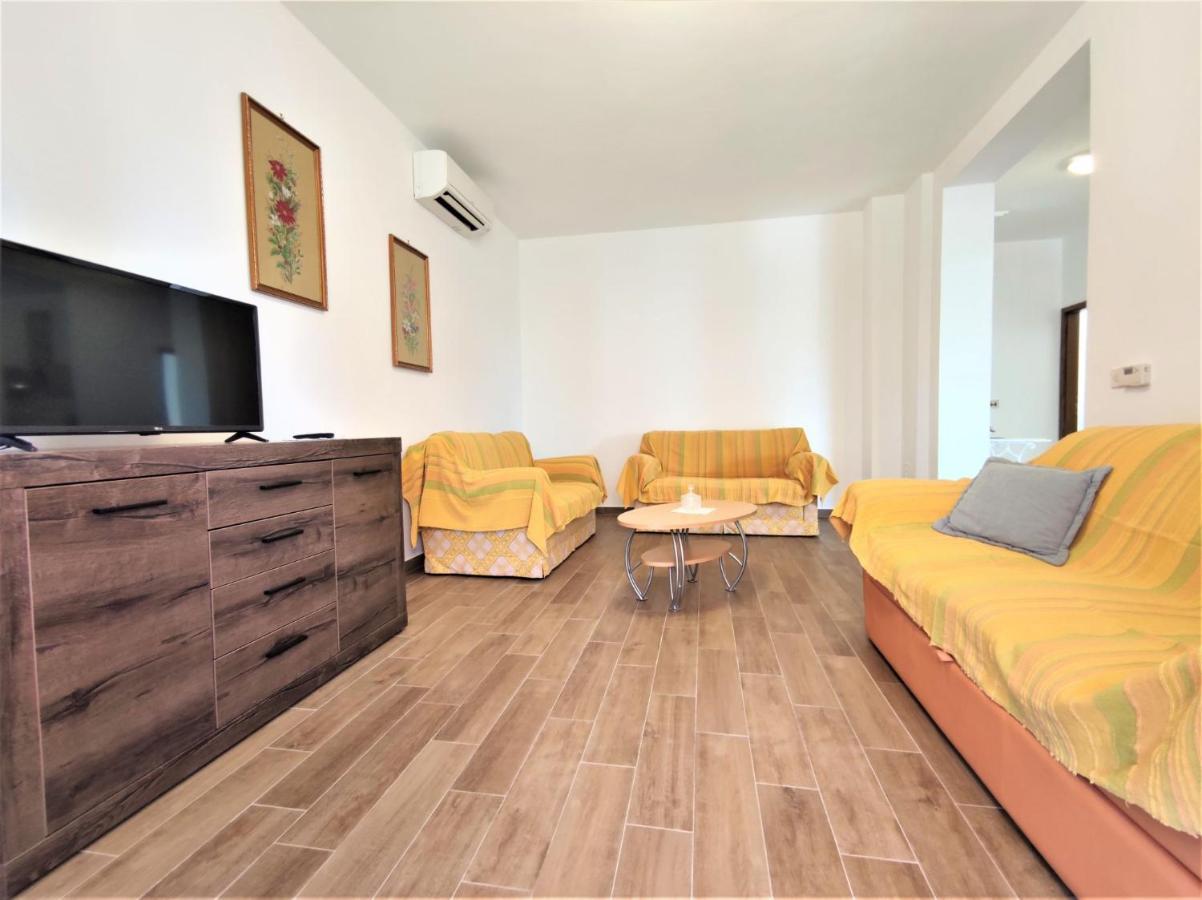 Apartments Morena Rakalj Esterno foto